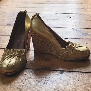 BCBGMAXAZRIA gold 5.5 unique platform shoes